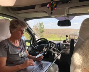 Ita in de camper aan het werk